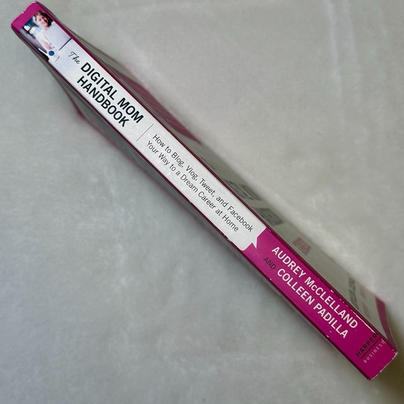 Digital Mom Handbook : How to Blog, Vlog, Tweet, and Facebook Your Way to a... - Picture 3 of 3